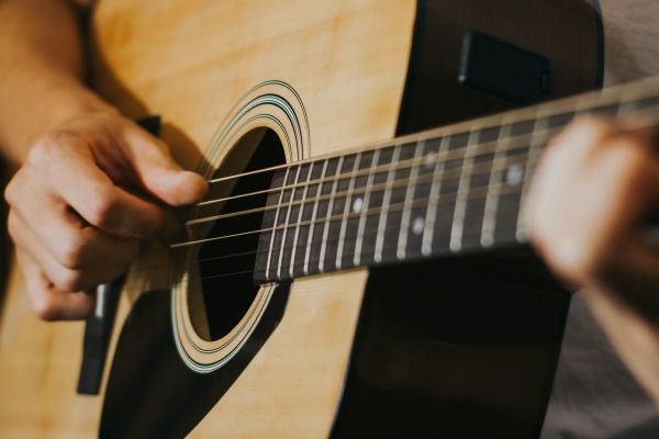 Découvrez les avantages surprenants des cours de guitare à Valenciennes